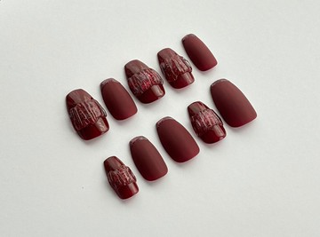 深邃酒紅中閃耀的玻璃美甲