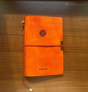 黑濯 Streamlife - 皮革書衣 - 宇宙漫遊 - B6 - 橘棕色