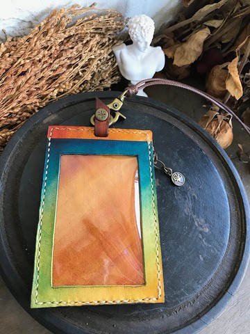 atwill。 手工刷色皮革經典識別證套式零錢包項鍊 / 鸚鵡漸層