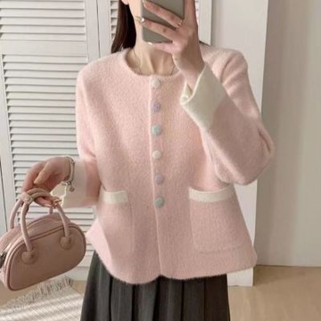 La Belleza圓領撞色袖子彩色包釦仿水貂絨毛柔軟毛毛雙口袋溫暖針織外套