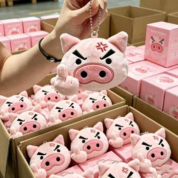 🚚桃園出貨🚚創意小豬鄙視毛絨玩偶豎中指揹包裝飾掛件情緒表達玩偶Q版掛件