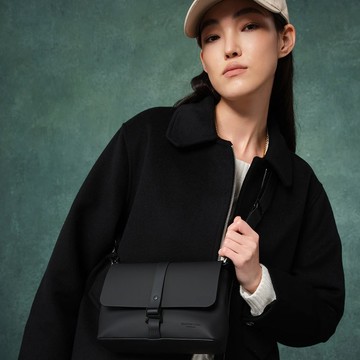 【GASTON LUGA】Splash Crossbody Bag 個性防水斜挎包 經典黑