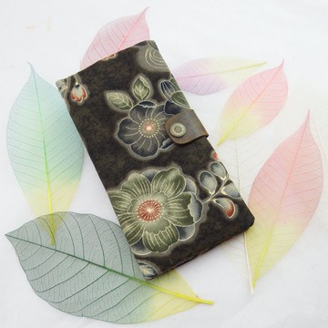 古布雅致布長夾 (秋香綠) 可以收納手機、卡片、零錢、鈔票等