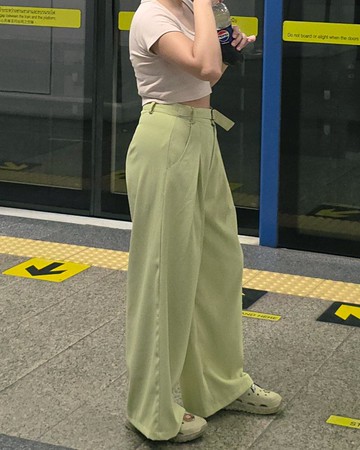 淺綠色長褲 寬鬆舒適 輕盈透氣 採用聚酯纖維製成。