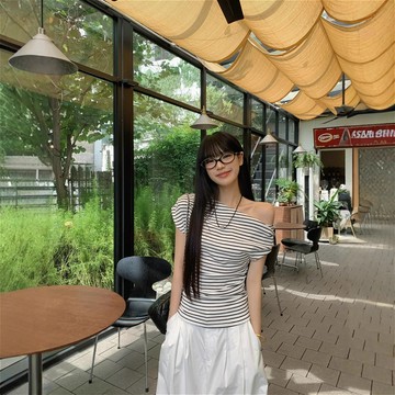 【小個子】145cm 小個子女裝 韓版 設計感斜肩短袖T恤女 短款上衣 辣妹風 修身顯瘦露肩條紋學生上衣 小個子顯高上衣