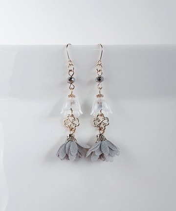 鈴蘭珠與花朵流蘇及四葉幸運草耳環 - 成熟灰色 生日禮物 風格耳環 灰色 可更換抗過敏耳針或耳夾五金