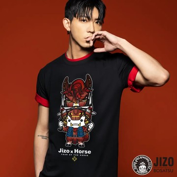 【BLUE WAY】地藏小王馬年公仔短TEE(黑)