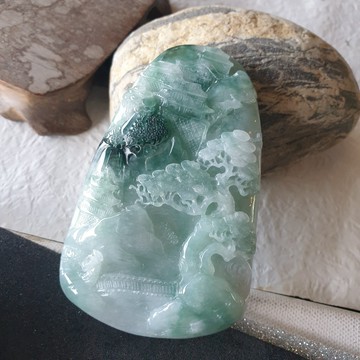 逸品軒~天然緬甸玉A貨-R2251-冰糯飄花山水貴人墜子 長79mm寬50.6mm厚12.4mm 水頭好，玉質細膩