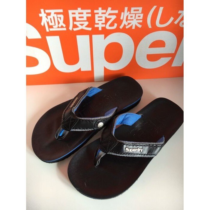 跩狗嚴選 正品 極度乾燥 Superdry Kruger 金屬 Logo 鐵牌 黑色 真皮 夾腳拖 人字拖 真皮 橡膠耐磨鞋底 拖鞋