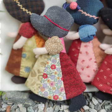 Sue Cheerful - 小女孩手工刺繡鑰匙扣