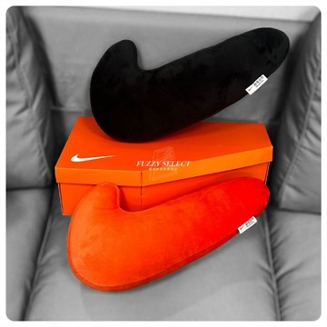 【逢甲 FUZZY】Nike Swoosh Logo 國外限定 會員限定 抱枕 靠墊 枕頭 黑色 橘色