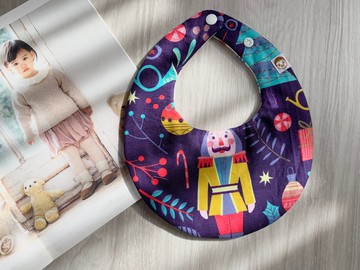 聖誕 胡桃鉗 聖誕禮物 手工兜兜 圍兜 口水巾 八層紗 現貨 純棉