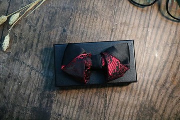 真丝复古花纹八字结黑红配色婚礼蝴蝶机礼服