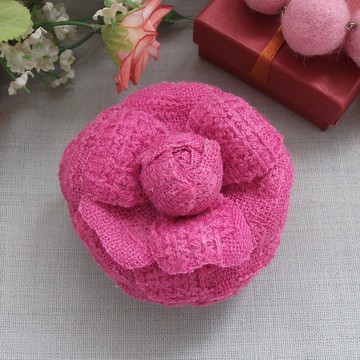 粉色布面山茶花胸針