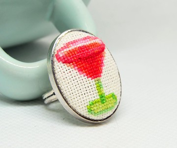 帶有雞尾酒的刺繡戒指最好的禮物是她的橢圓形紅色十字繡戒指