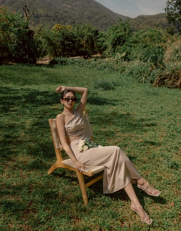 NIKKI x 聯名；女神緞面單肩挖腰長洋裝 兩色 S-L