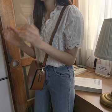 chic清新甜美蕾絲鏤花刺繡花邊V領寬松襯衫上衣女1入