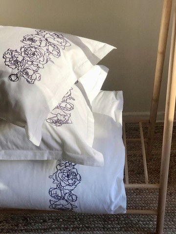 白色牡丹刺繡枕套 | 牡丹設計 | 信封式開口 | 100% 純棉