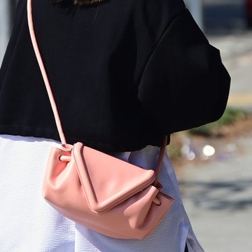 BOTTEGA VENETA 寶緹嘉   Beak 素雅小羊皮翻蓋素色斜背包(蜜桃粉)