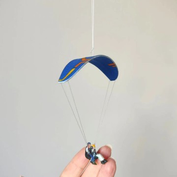 毛氈裝飾雙人滑翔傘，汽車後視鏡的裝飾