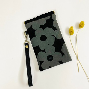 罌粟花。彈口手機袋。可提掛可單用。護照眼鏡也好放