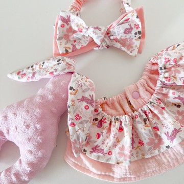 花間粉兔嬰兒禮物 荷葉圍兜髮帶安撫樂豆兔 彌月禮盒滿月禮周歲禮