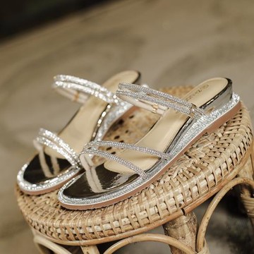 水鉆坡跟涼鞋2025年女新款夏季羅馬女士中跟粗跟仙女風兩穿一字帶