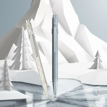 【卡達CARAN D'ACHE】2025聖誕特別版 Alpine Frost阿爾卑斯霜雪 849™原子筆-霜白/冰川藍【墊腳石】質感送禮精選