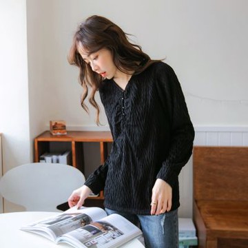 OB嚴選-純色V領皺感紋理半開襟珍珠長袖上衣《AB16657-》