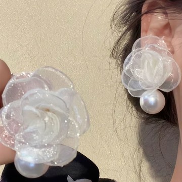 法式山茶花珍珠耳釘輕奢高階感氣質2026年新款爆款耳飾