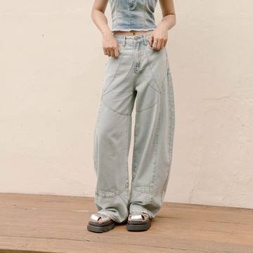 QUEENSHOP_ S 品子聯名 剪接設計繭型牛仔長褲-淺藍 S/M/L 現+預 【04011833】