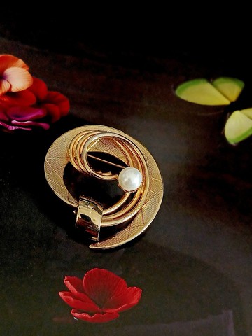 vintage jewelry 典雅刷紋金色立體珍珠別針