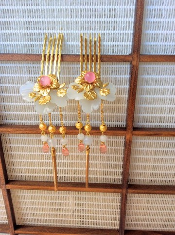 喵手作~牡丹花瓣小髮梳一對(黃銅色/白瓣)