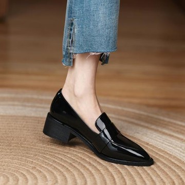 TATAPERKO聯名黑色小皮鞋女英倫風通勤漆皮尖頭高級感真皮樂福鞋