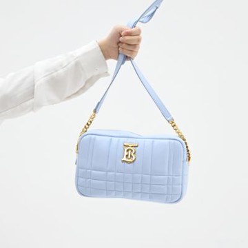 BURBERRY 巴寶莉  Lola 金屬LOGO格紋車線小羊皮斜背拉鍊相機包(天藍 24cm)