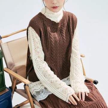 OB嚴選-日系彈力微透膚鏤空蕾絲內搭長袖上衣《AB20715-》