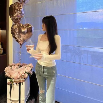 早秋新款純欲低方領長袖T恤女通勤純色修身打底衫單穿百搭上衣ins