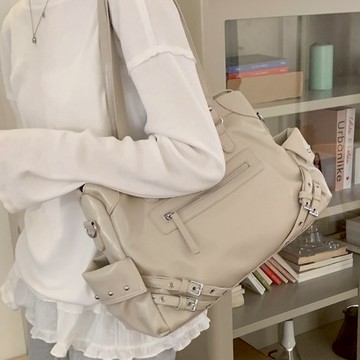 機車包．率性皮革拼接鉚釘金屬釦肩背包．白鳥麗子