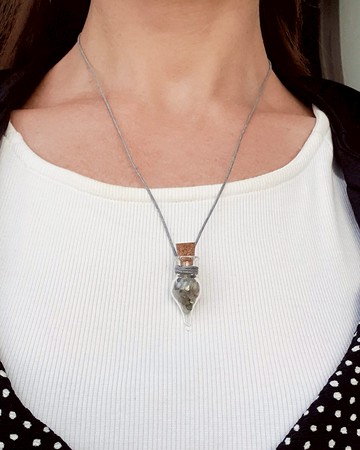 拉長石項鍊、繩索或銀925 鏈上帶有未加工寶石的玻璃瓶