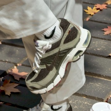 NIKE AIR MAX MOTO 2K 軍綠摩卡 馬年限定 特別版 運動 休閒鞋 IQ1150-220