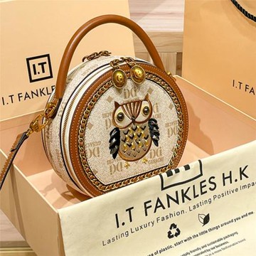 香港輕奢真皮女包2025新款鉚釘小圓包卡通刺繡手提包寬肩帶斜挎包