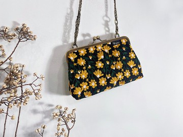立體刺繡黑黃花 口金包 手拿包 側背包 肩背包 隨身包 化妝包