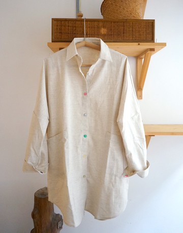 心花系列-棉麻米白大口袋彩釦襯衫