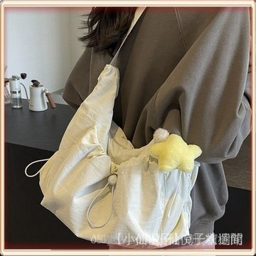 ✨台灣出貨  大容量包包休閒2026新款褶皺佈包單肩斜挎包上課通懃餃子包純色包 💎滿額免運💎 -