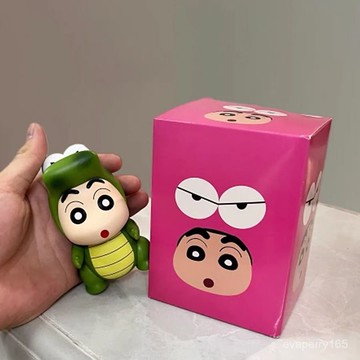 蠟筆小新鱷魚COS係列可愛女生辦公桌麵機箱擺件公仔手辦禮物
