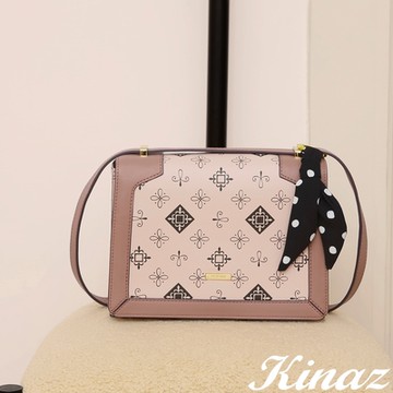 KINAZ 絲巾吊飾老花圖騰拼接掀蓋肩背斜背包-香頌粉韻-遇見艾蜜莉系列