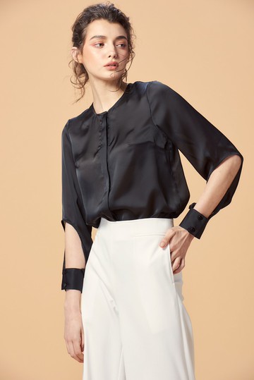 Off-season sale 袖口摟洞黑緞襯衫