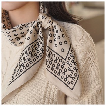 梨花HaNA  四季如春好搭配．米色馬蹄經典圖案絲巾