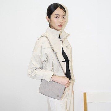 【新品上市贈耳機包】Ailé靜謐斜背包 落栗棕
