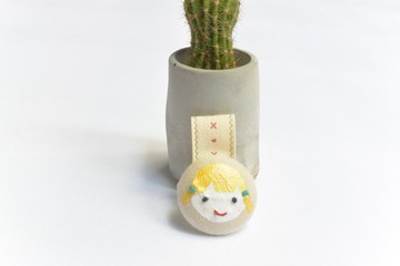 手繪布包釦集線器 - 微笑女孩